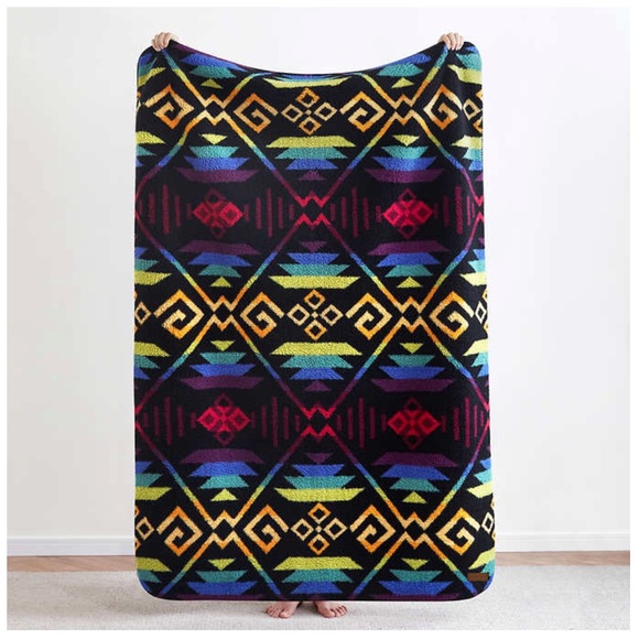 Pendleton Sherpa Fleece Throw, Black - Picture 2 of 3